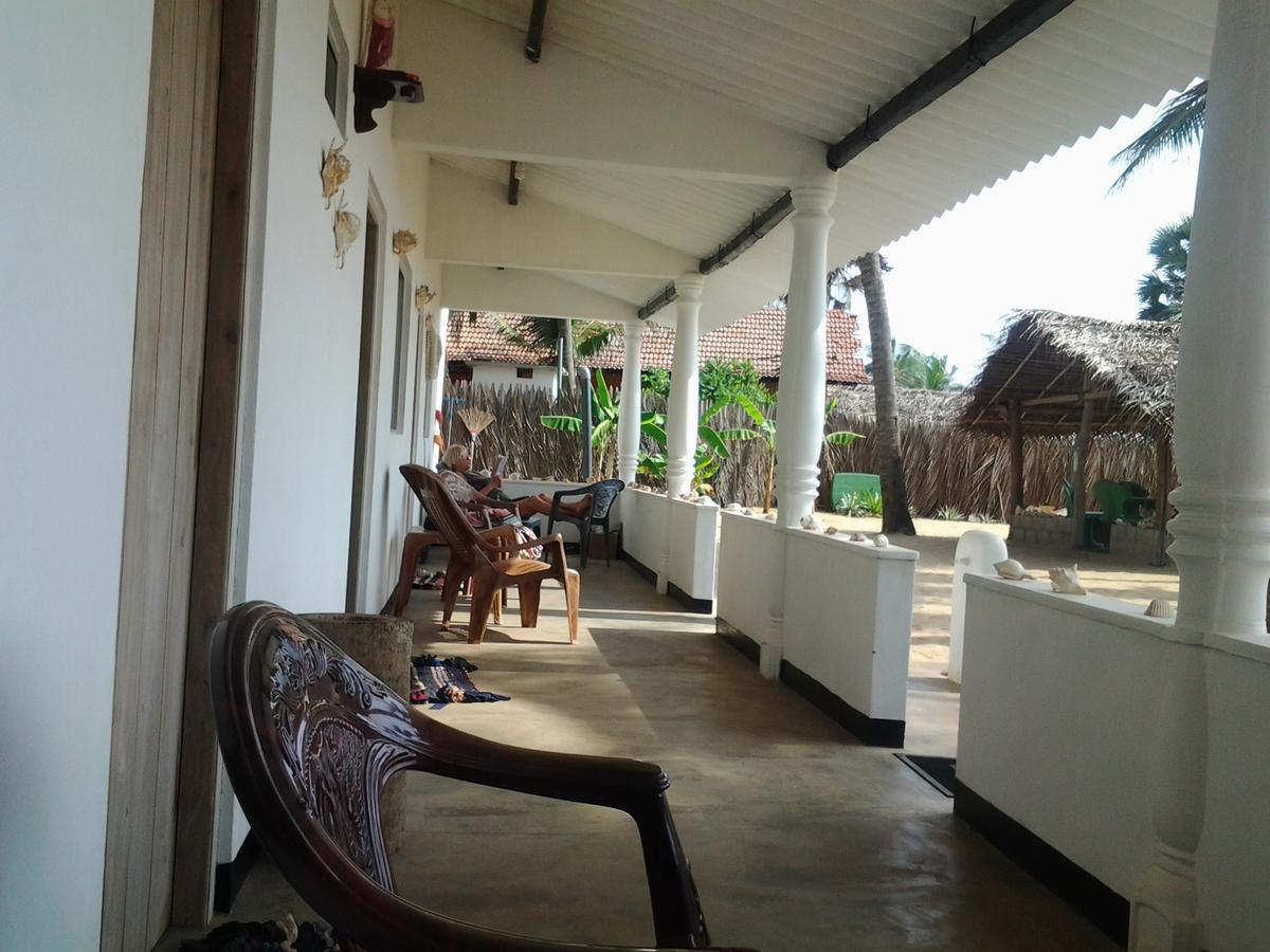 Dolphinchilling Hotel Alankuda Exterior foto